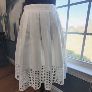 Stunning white skirt with cage botton, sz M